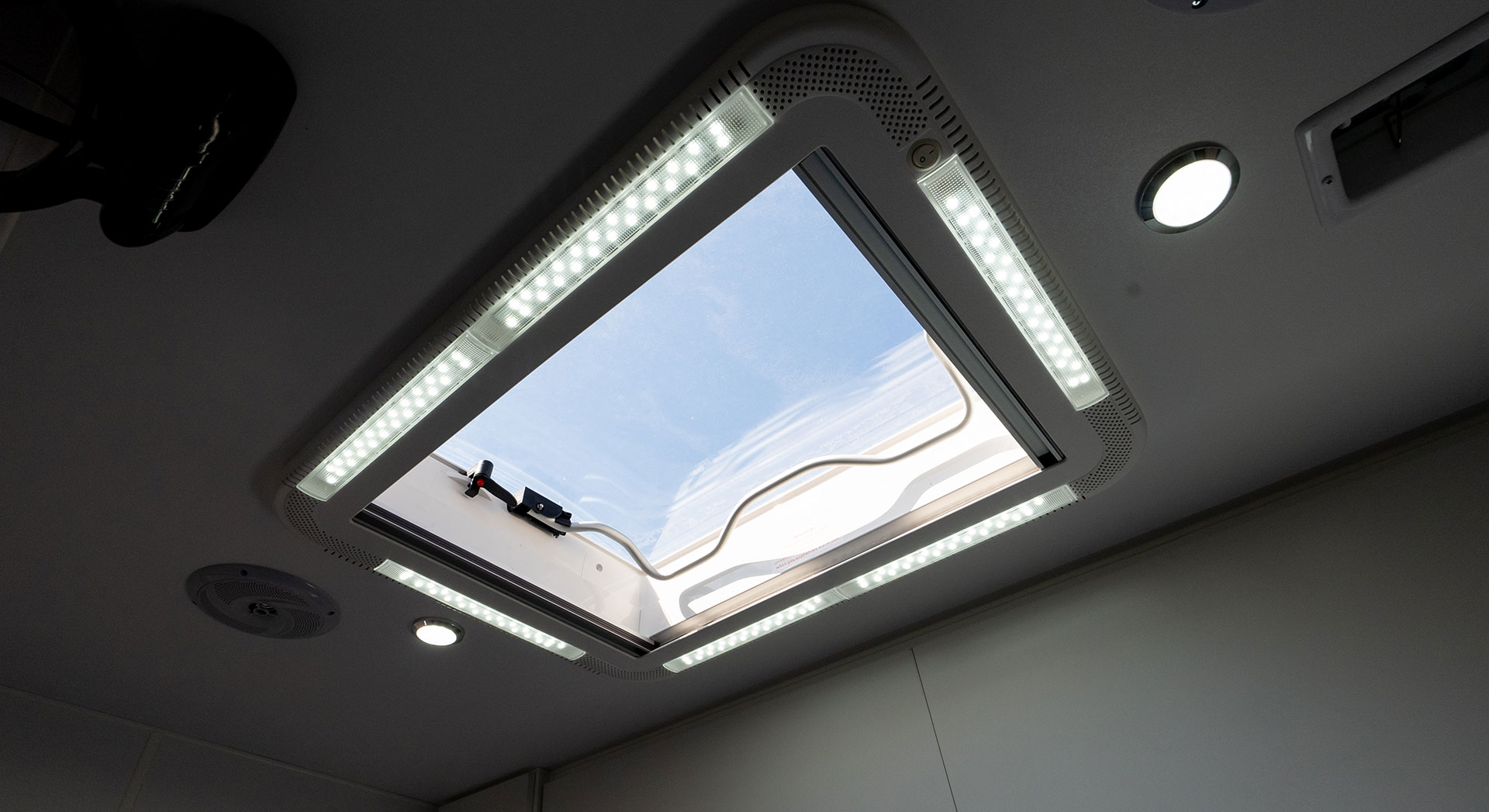 whiteline-tr_slider10